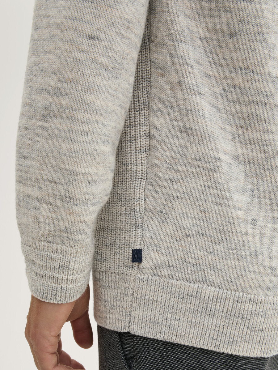 pull tricoté avec teneur en laine