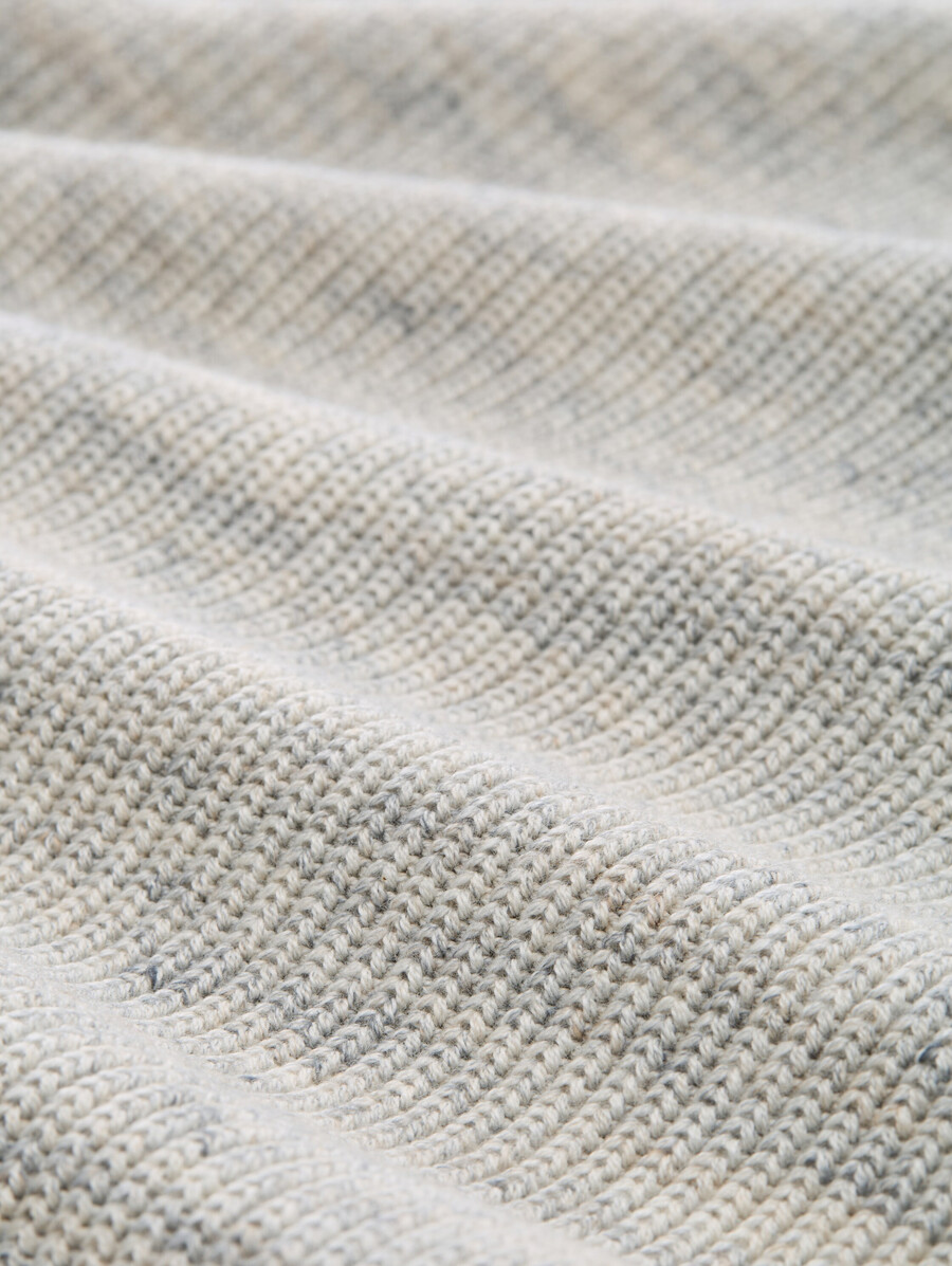 pull tricoté avec teneur en laine