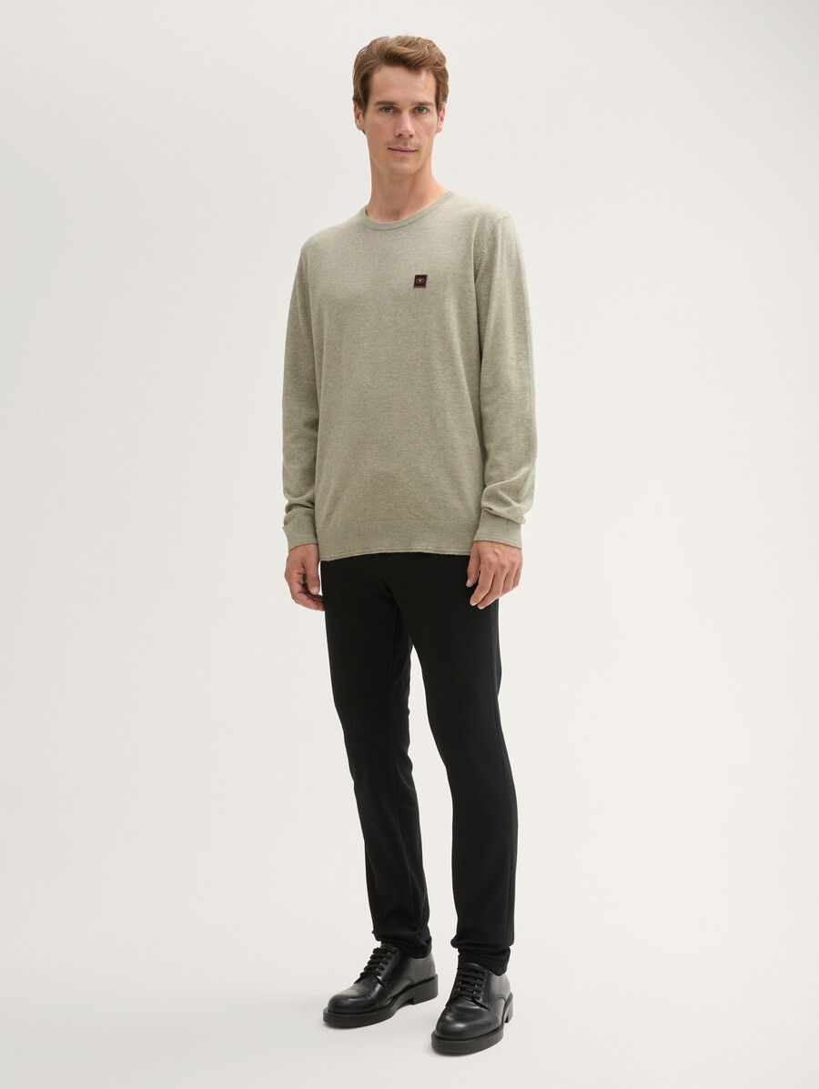 pull en maille avec badge logo