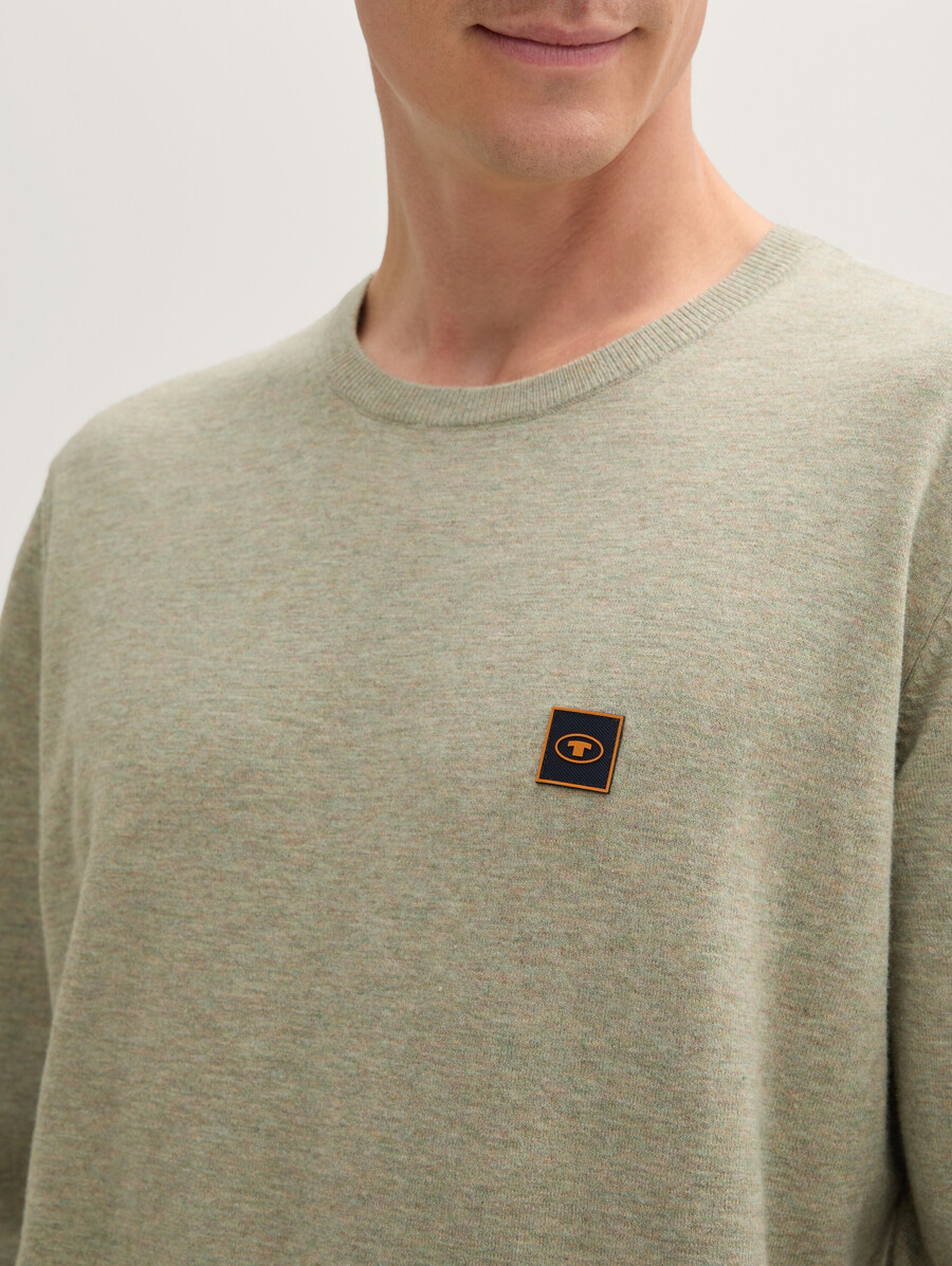 pull en maille avec badge logo