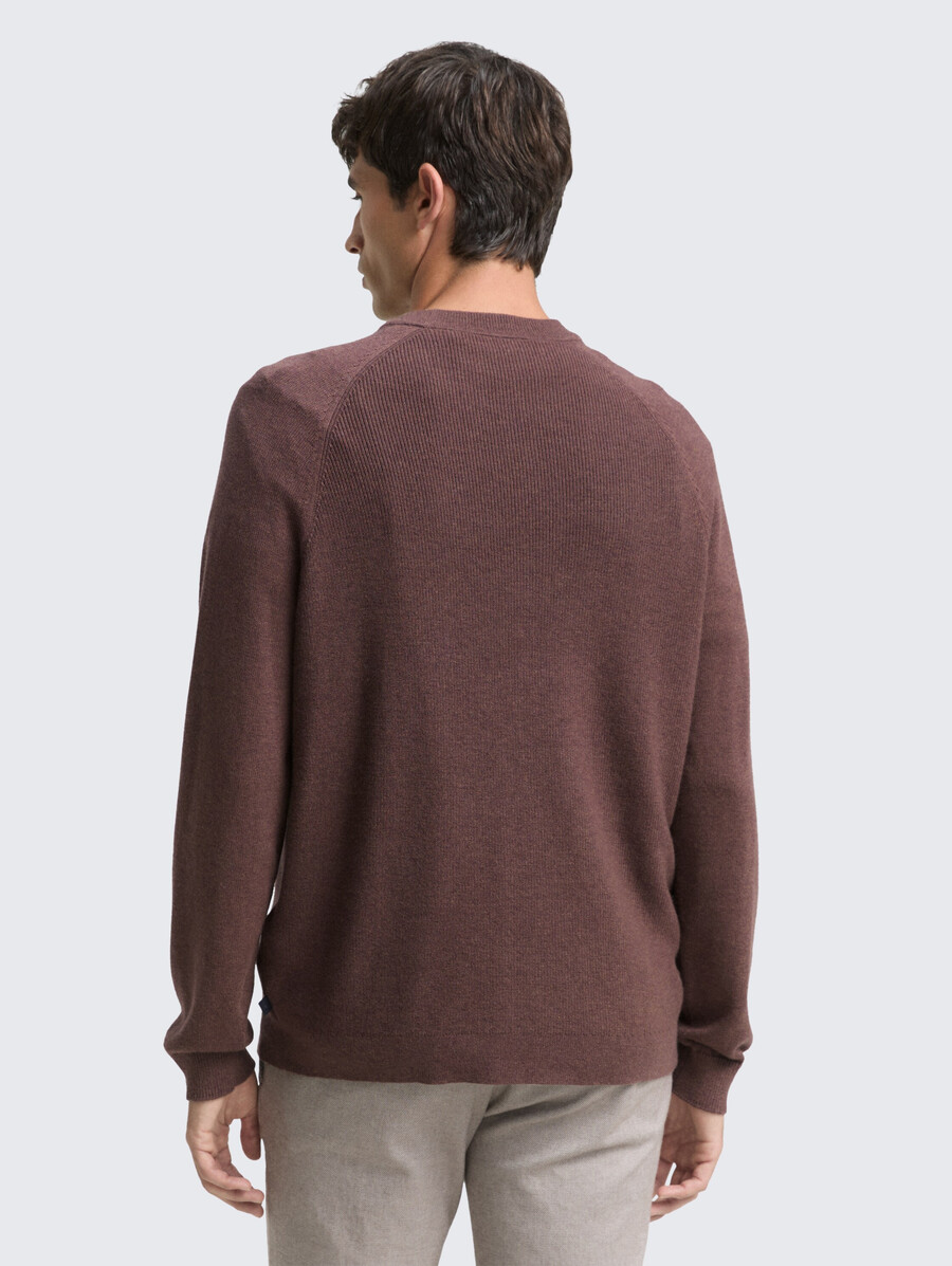 pull tricoté avec teneur en laine