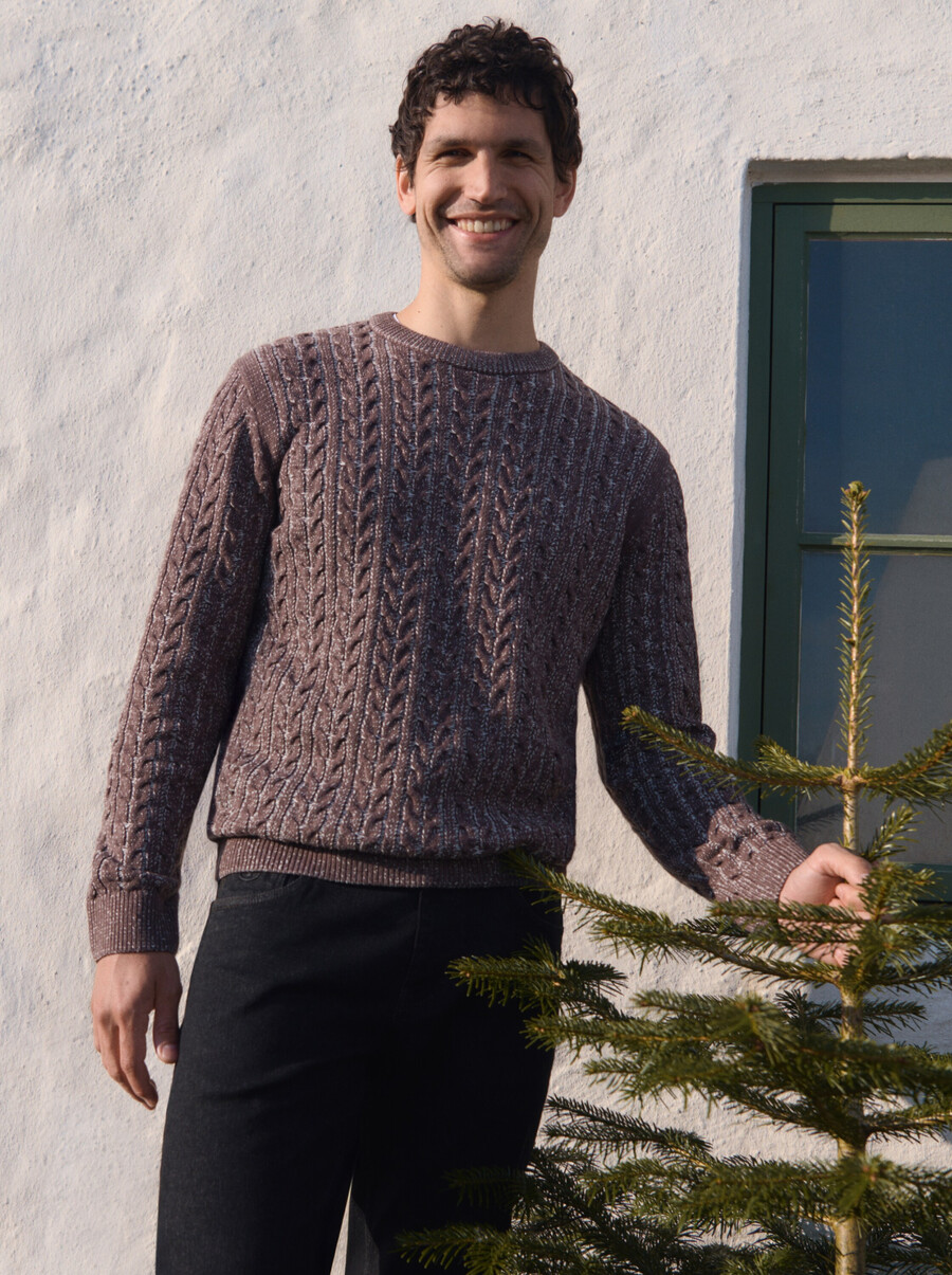 pull tricoté à motif torsadé