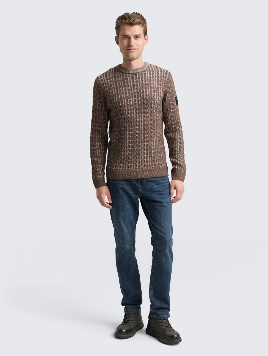 pull tricoté à motif torsadé