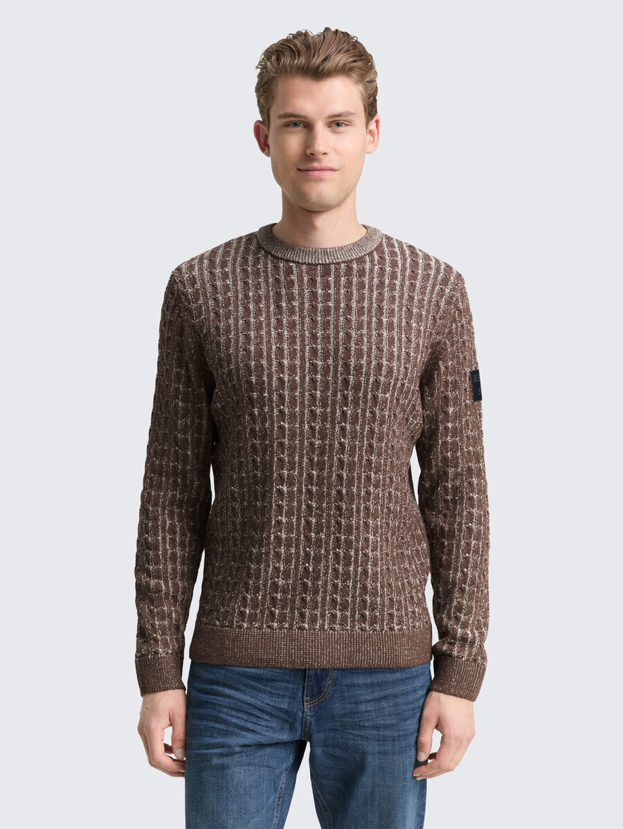 pull tricoté à motif torsadé