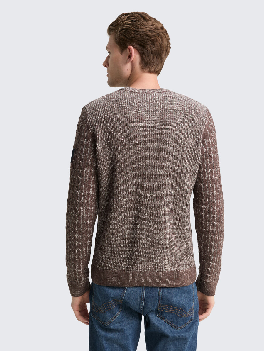 pull tricoté à motif torsadé