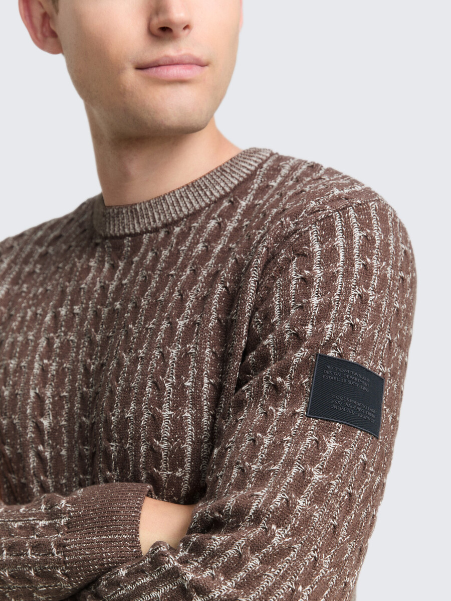 pull tricoté à motif torsadé