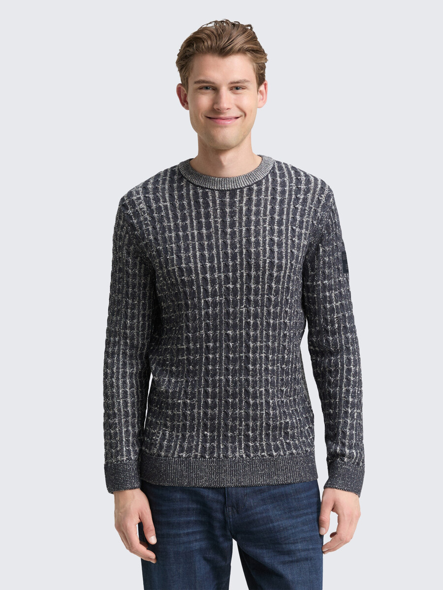 pull tricoté à motif torsadé