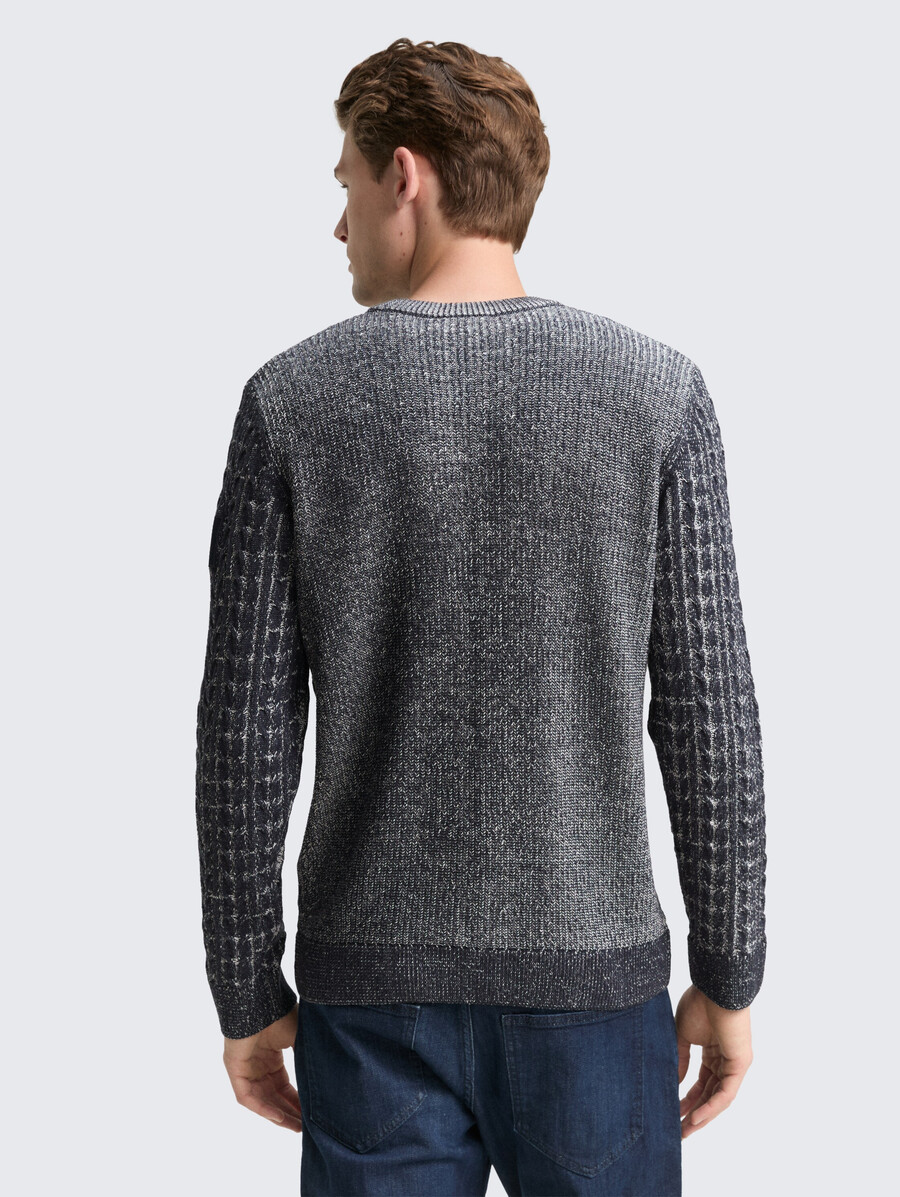 pull tricoté à motif torsadé