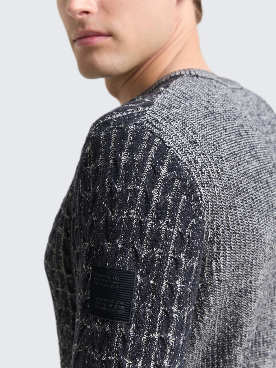 pull tricoté à motif torsadé