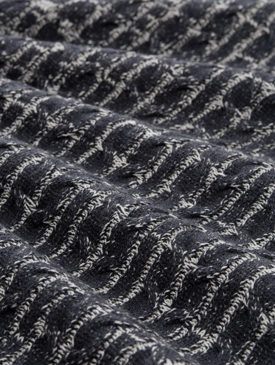 pull tricoté à motif torsadé