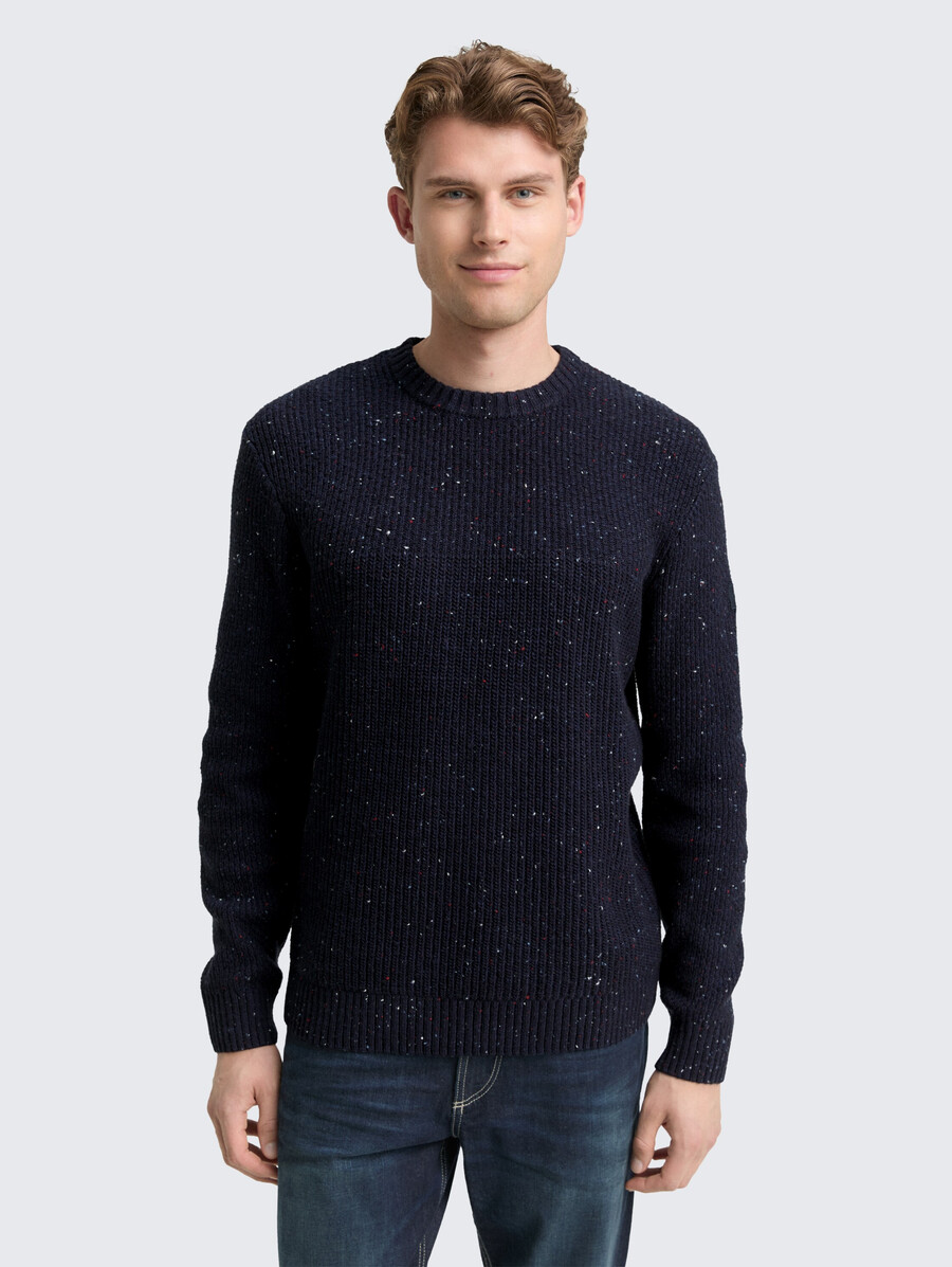 pull tricoté aux textures variées