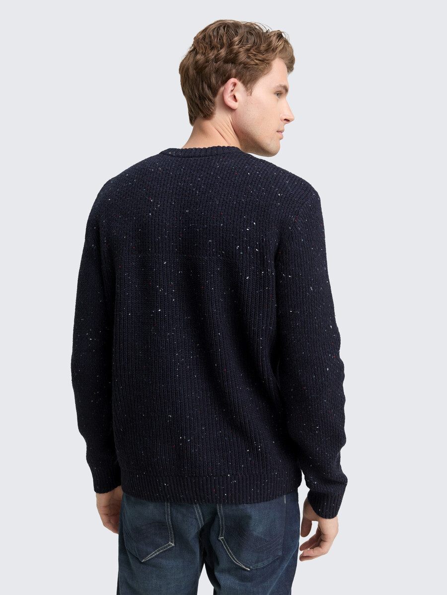pull tricoté aux textures variées