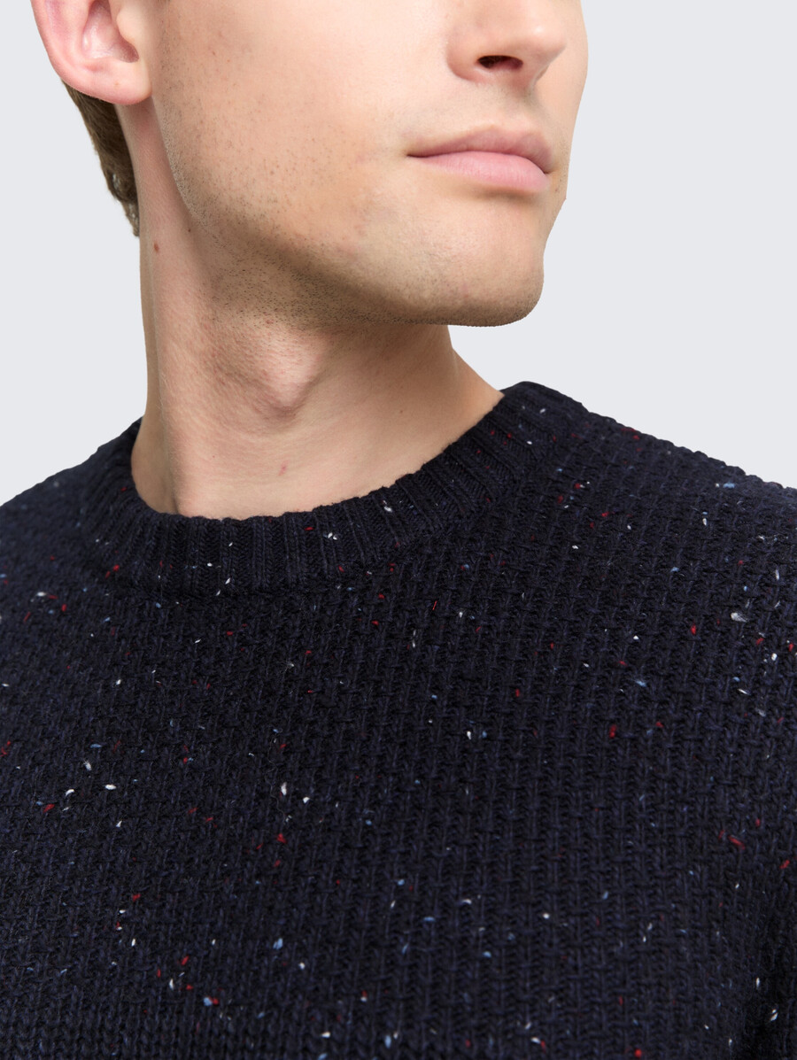 pull tricoté aux textures variées
