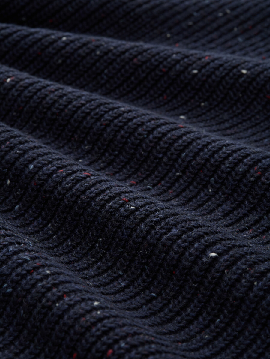 pull tricoté aux textures variées