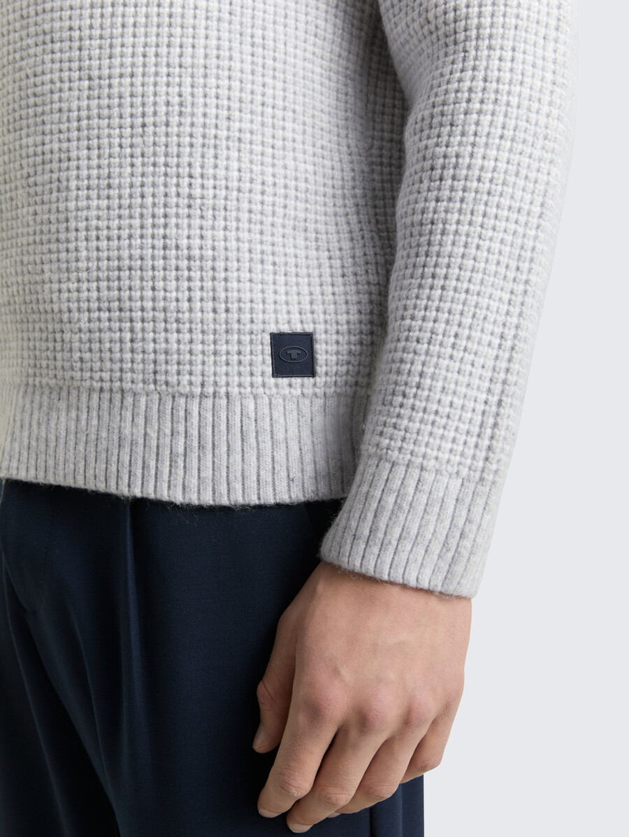 pull tricoté avec teneur en laine