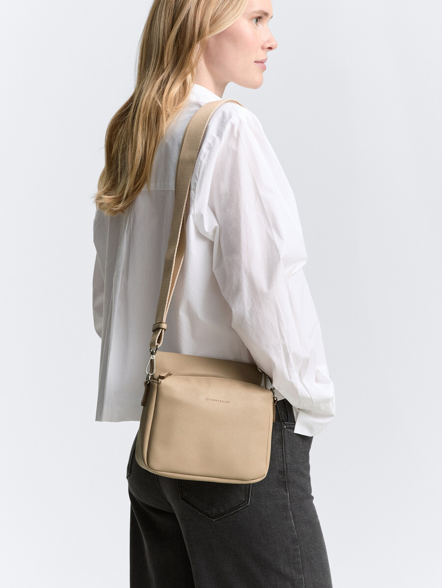 sac bandoulière ttrella s avec petit rabat et logo en relief