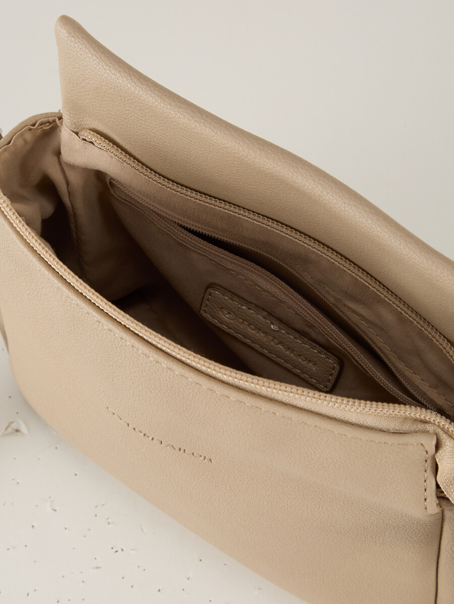 sac bandoulière ttrella s avec petit rabat et logo en relief