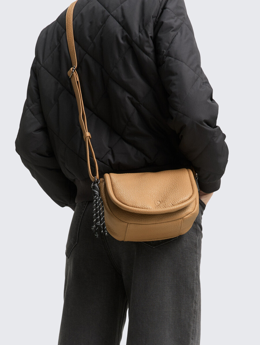 sac bandoulière ttfinna m avec pendentif décoratif