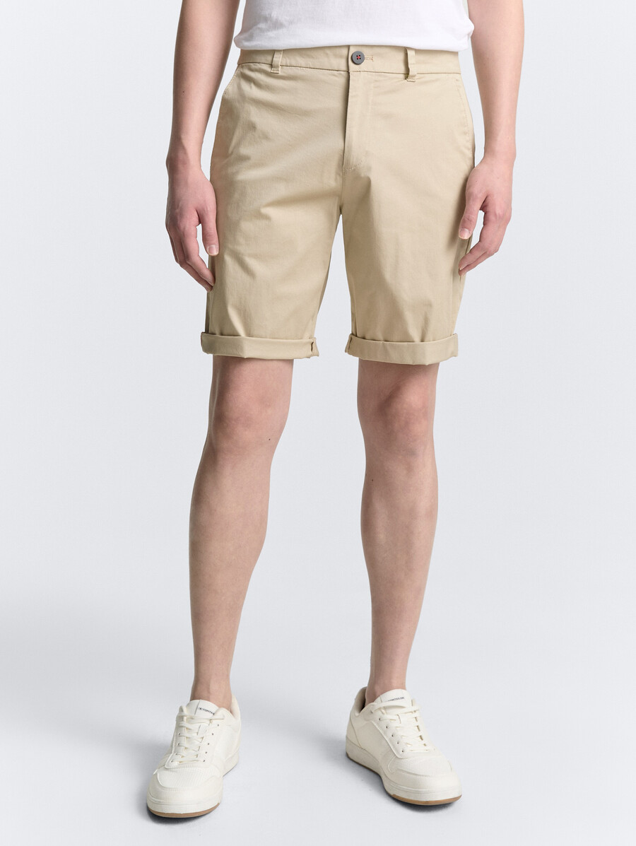 short chino léger et régulier