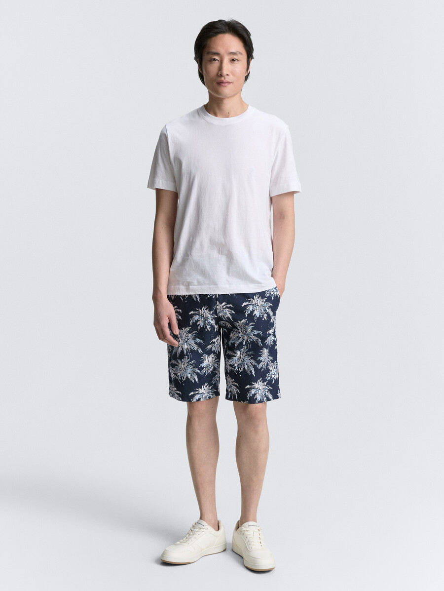 short chino classique à imprimé palmier