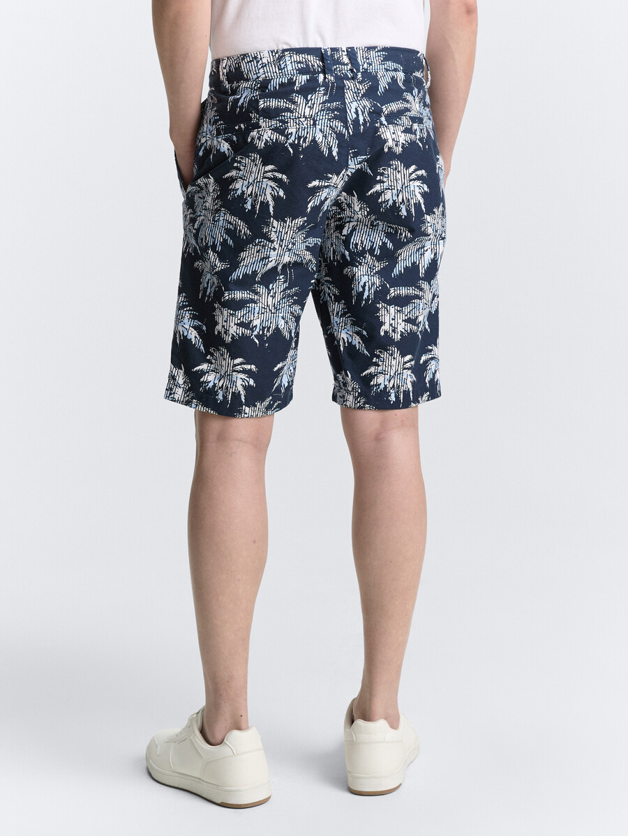 short chino classique à imprimé palmier