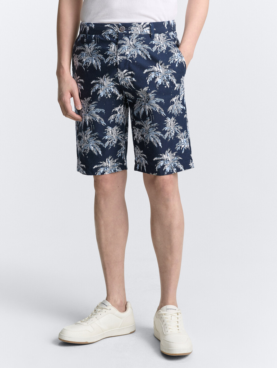 short chino classique à imprimé palmier