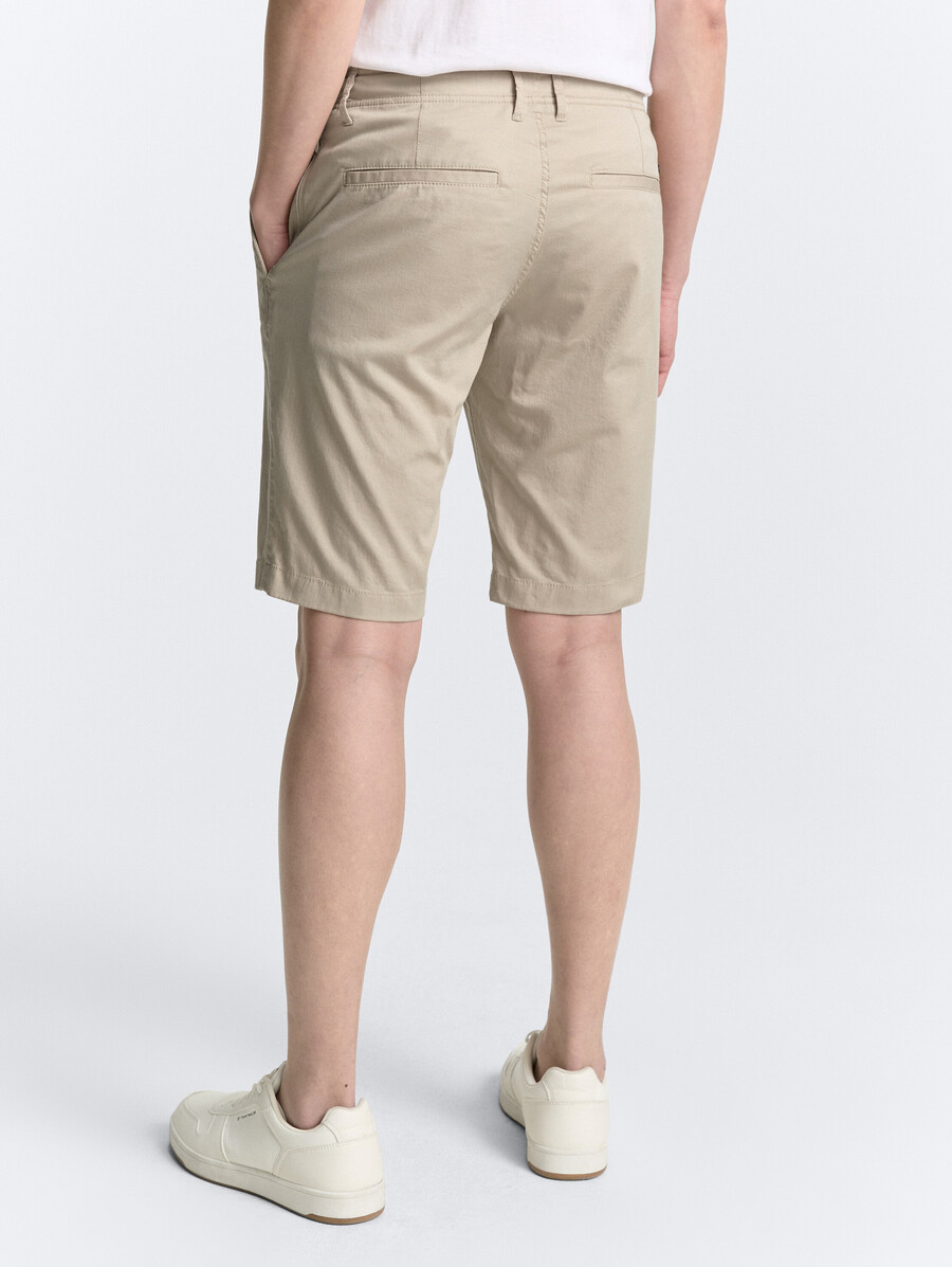 short chino léger avec cordon de serrage