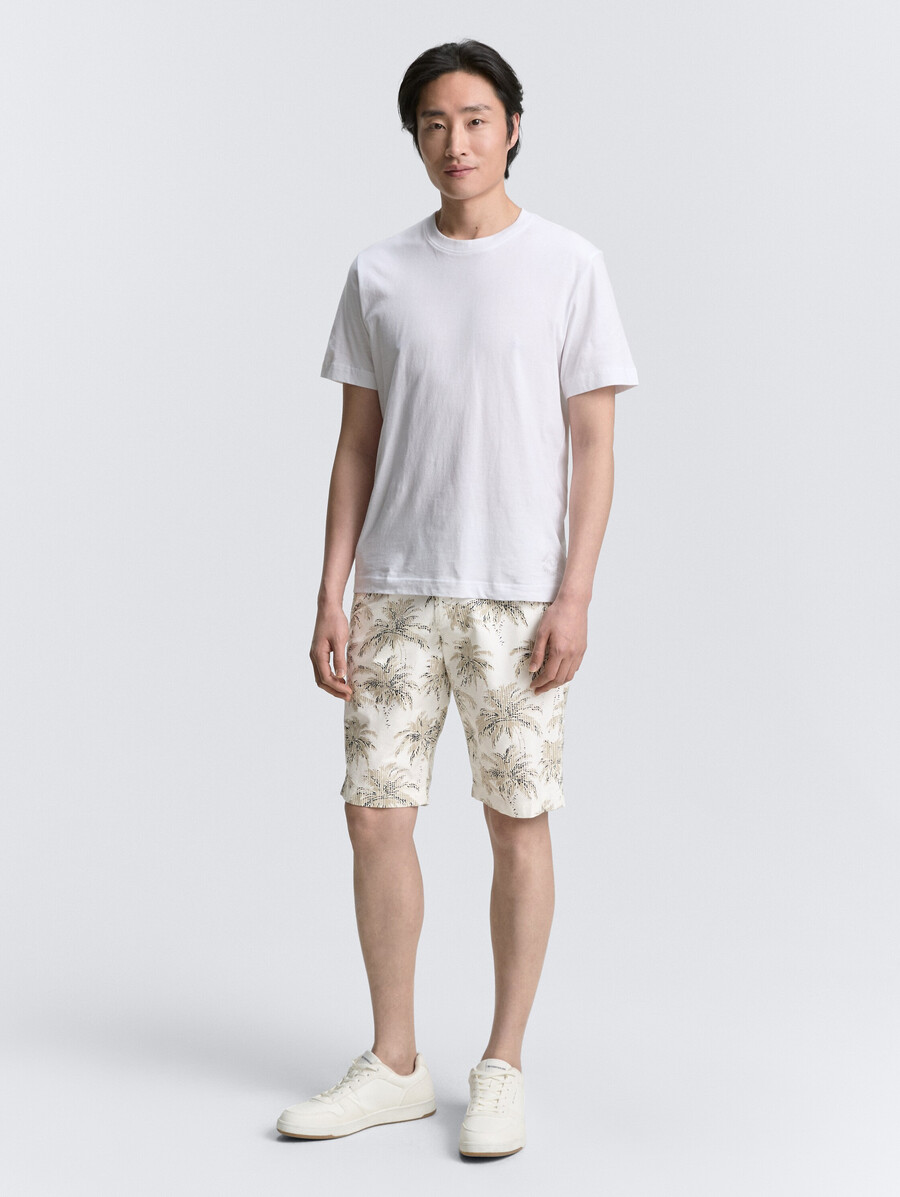 short chino classique à imprimé palmier