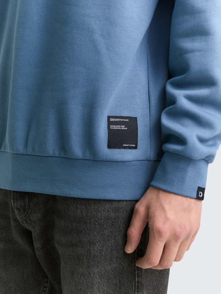 sweat à capuche avec badge logo