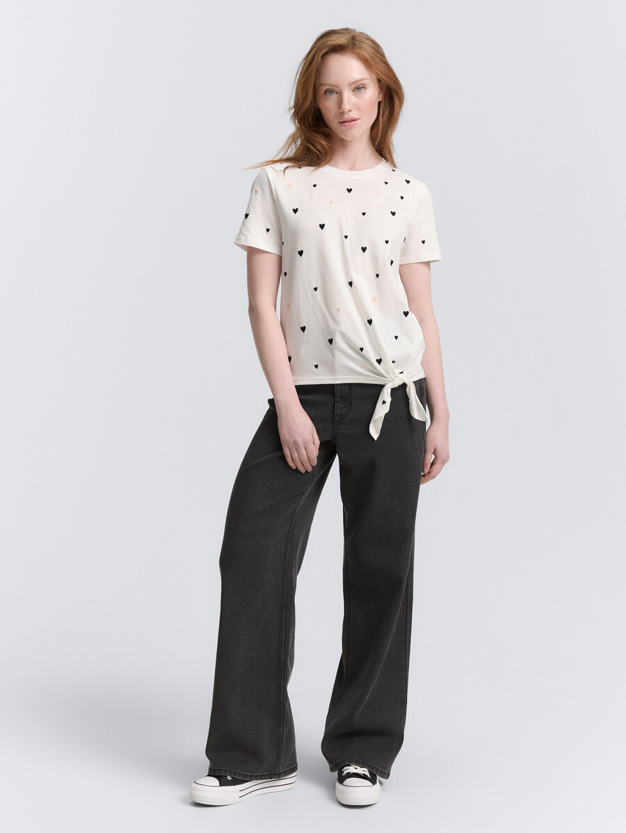 t-shirt avec broderie en forme de cœur