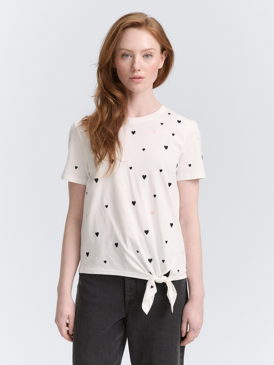 t-shirt avec broderie en forme de cœur