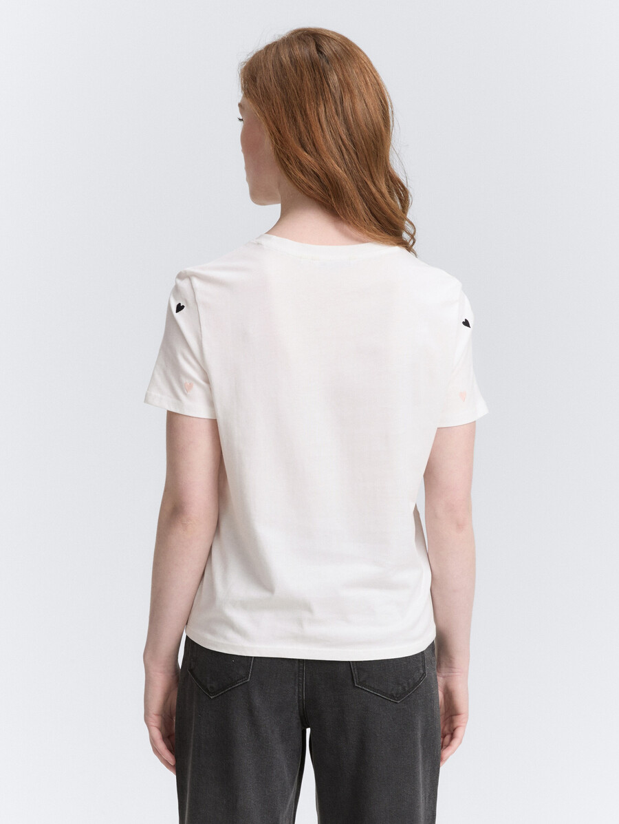 t-shirt avec broderie en forme de cœur