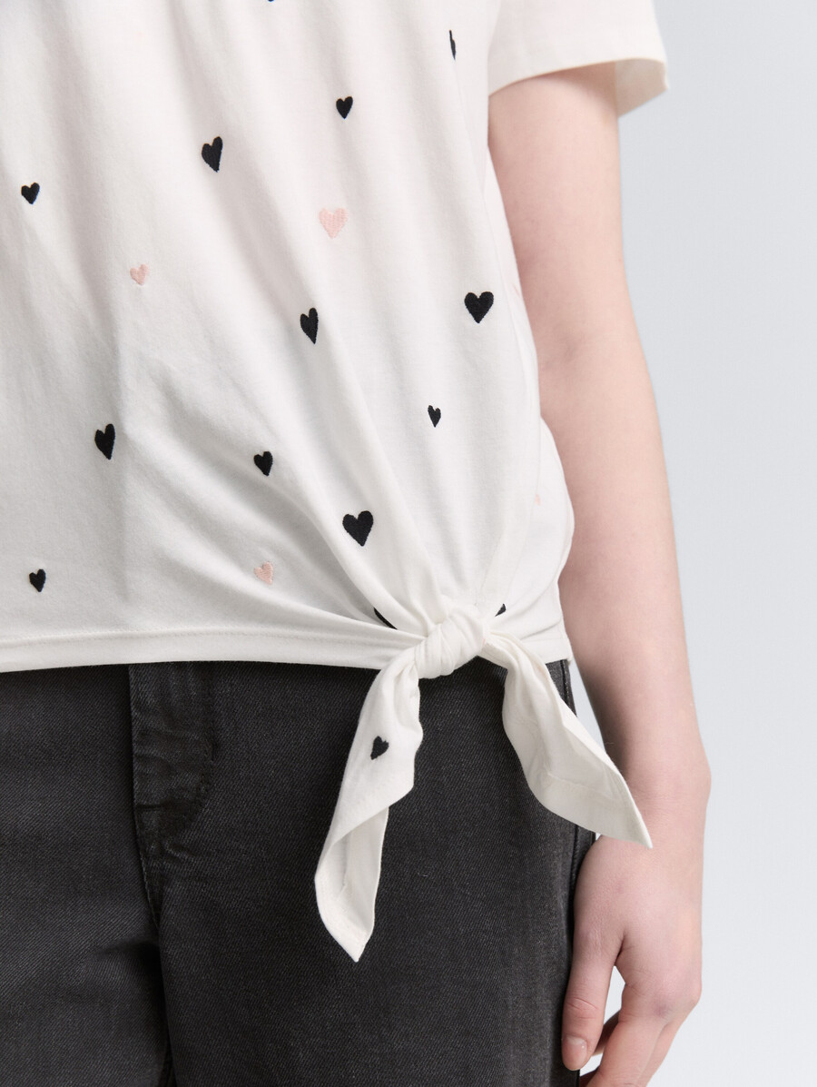 t-shirt avec broderie en forme de cœur