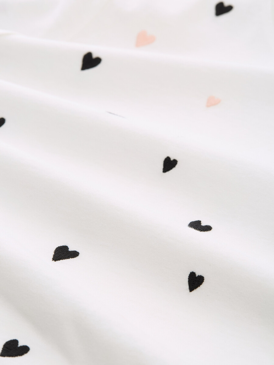t-shirt avec broderie en forme de cœur