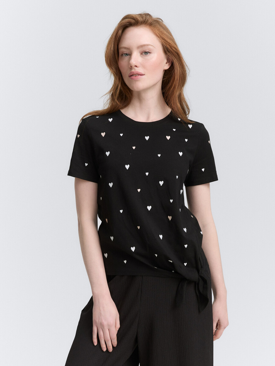 t-shirt avec broderie en forme de cœur