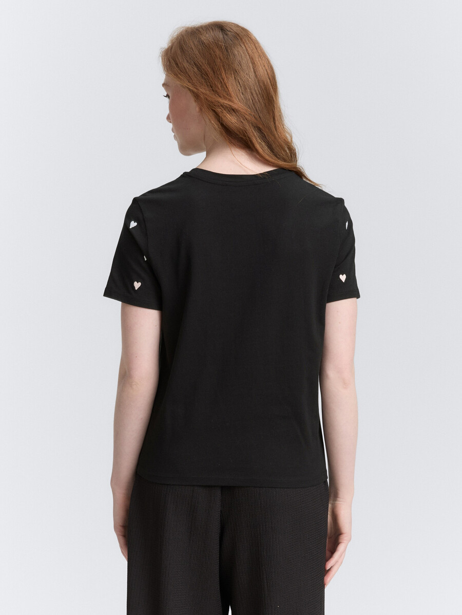 t-shirt avec broderie en forme de cœur