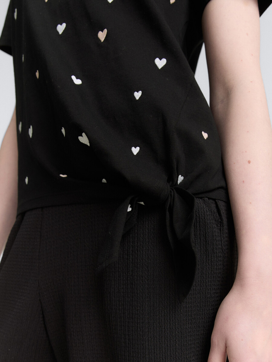 t-shirt avec broderie en forme de cœur