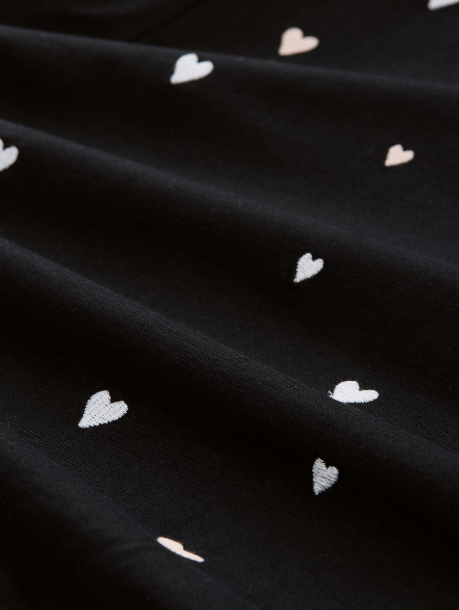 t-shirt avec broderie en forme de cœur