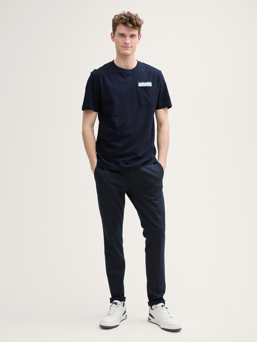 t-shirt avec poche poitrine