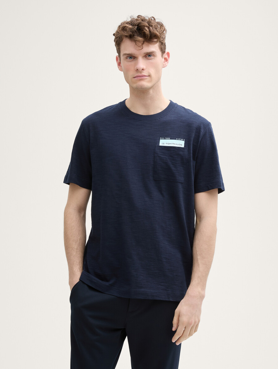 t-shirt avec poche poitrine