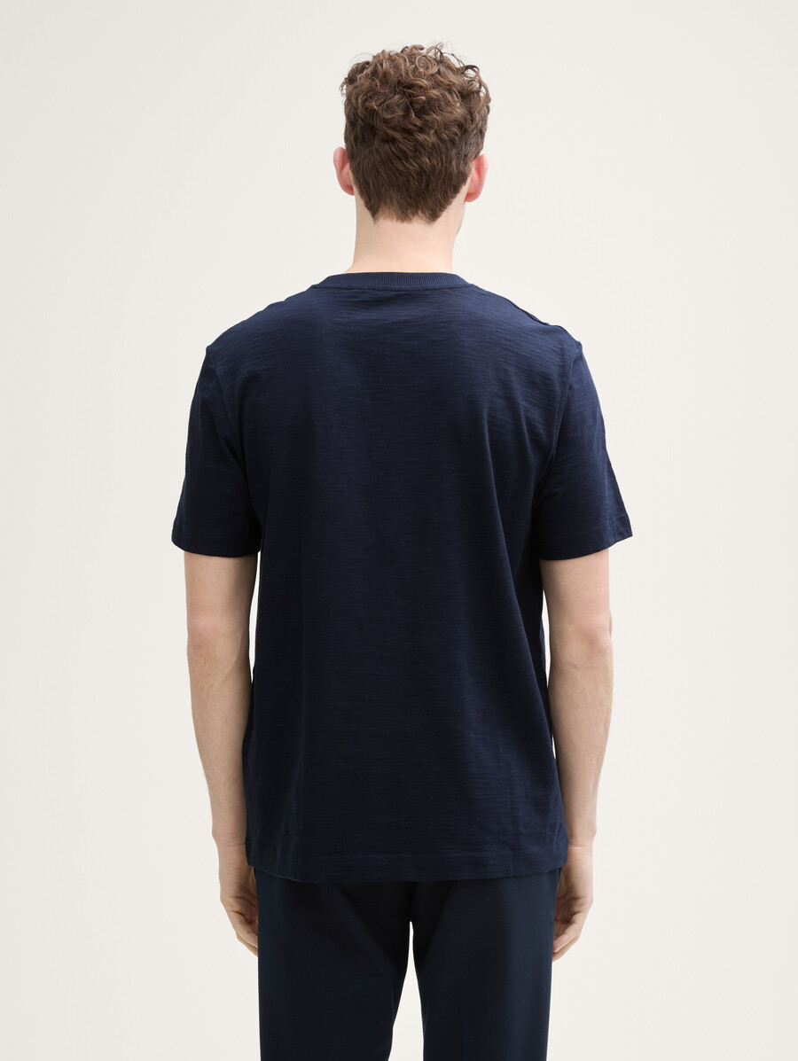 t-shirt avec poche poitrine