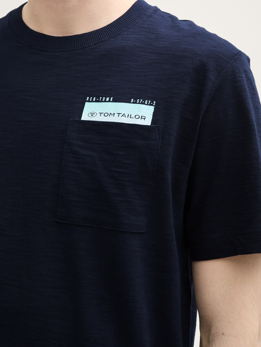 t-shirt avec poche poitrine