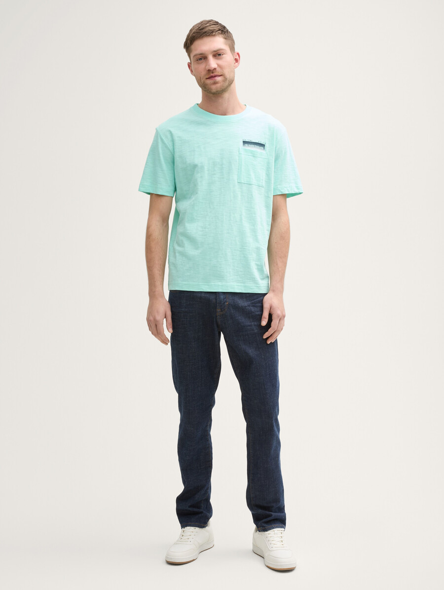 t-shirt avec poche poitrine