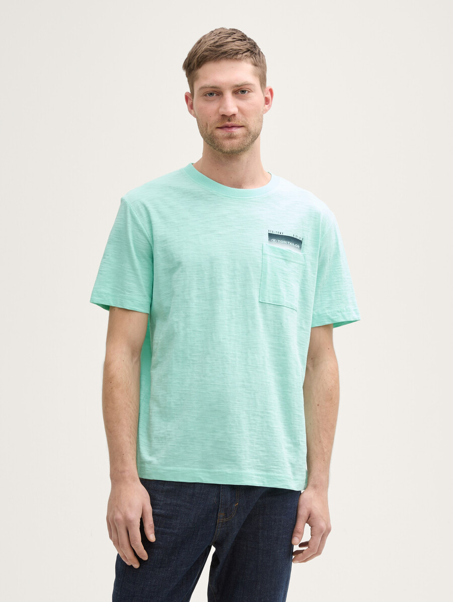 t-shirt avec poche poitrine