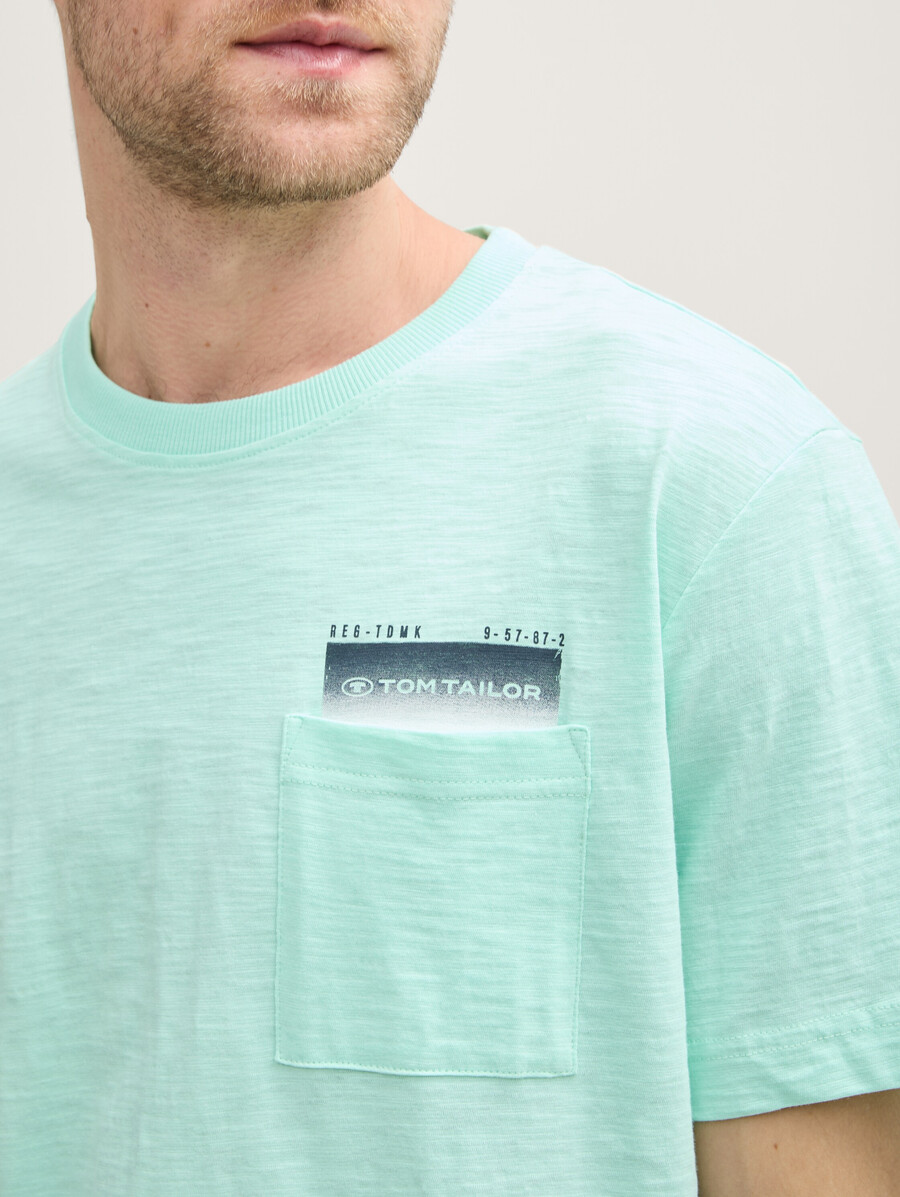 t-shirt avec poche poitrine