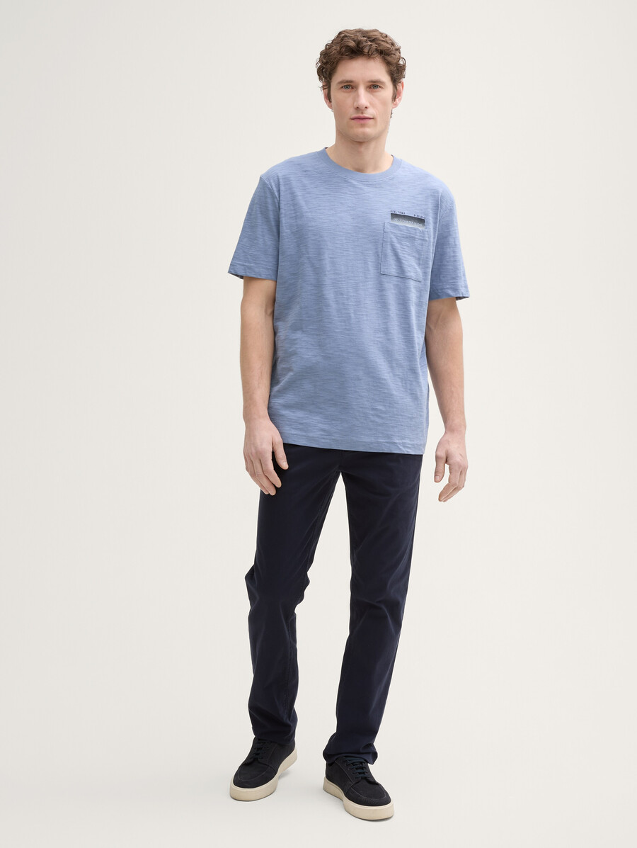 t-shirt avec poche poitrine