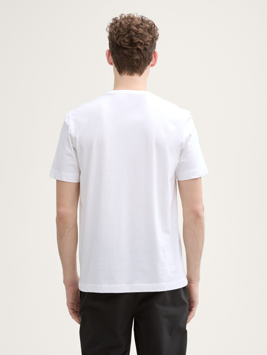 t-shirt avec poche poitrine