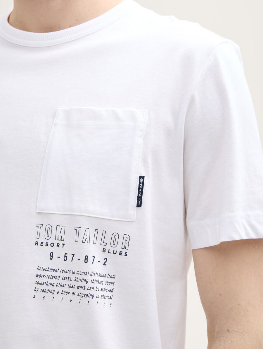 t-shirt avec poche poitrine