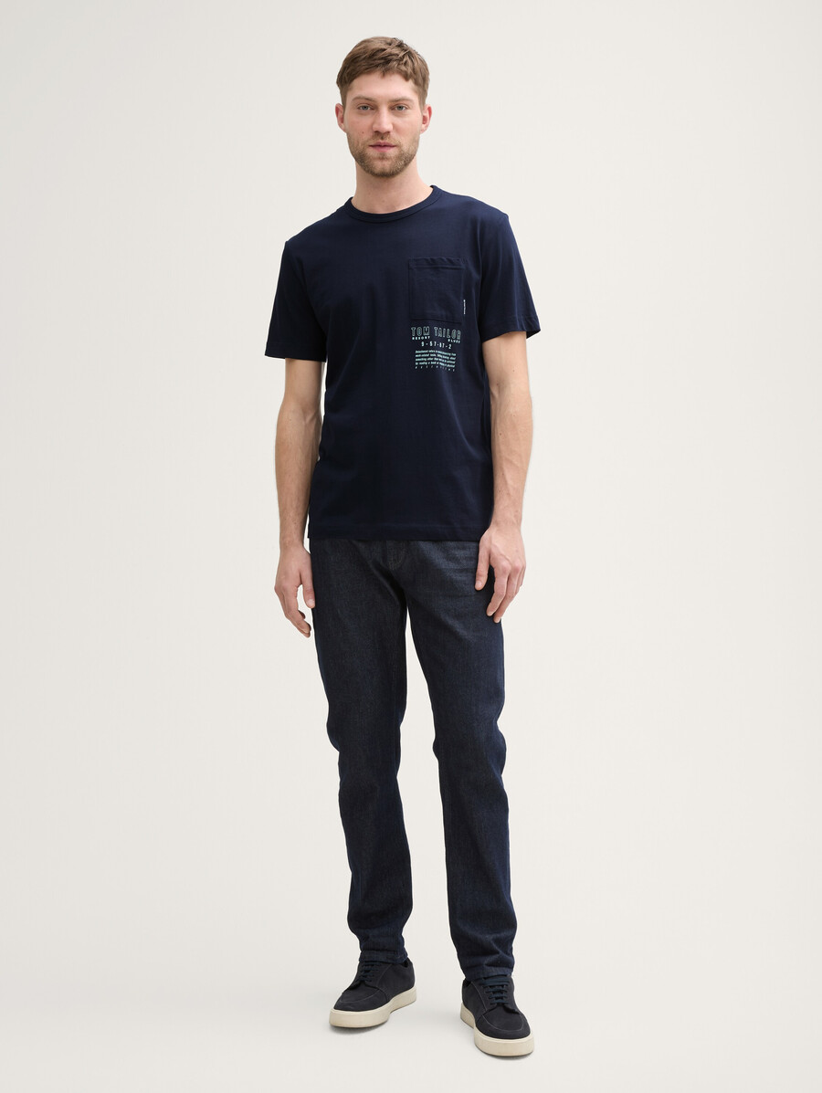 t-shirt avec poche poitrine