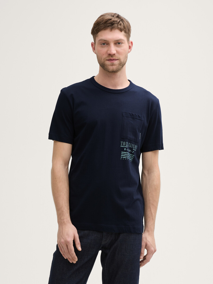 t-shirt avec poche poitrine